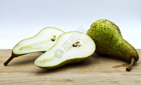木桌上的新鲜梨白色背景图片