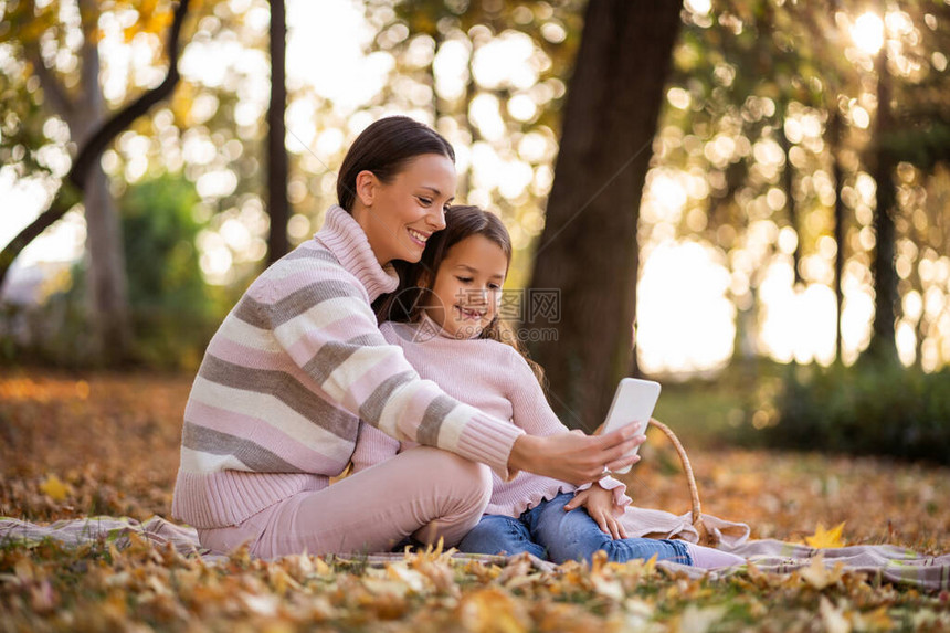 母亲和女儿秋天在公园图片