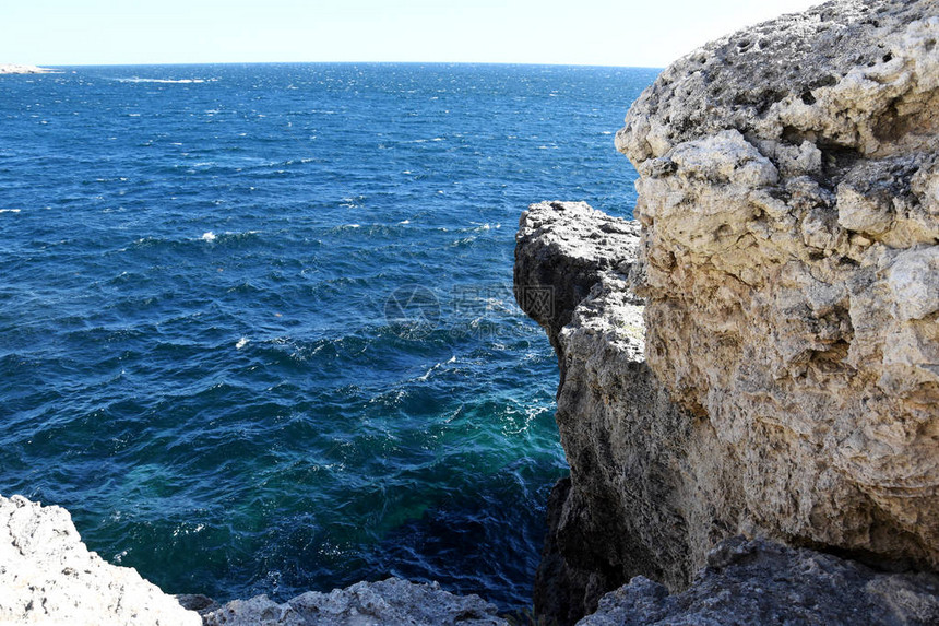 浩瀚的大海蔚蓝无垠海的岩石海岸悬崖图片
