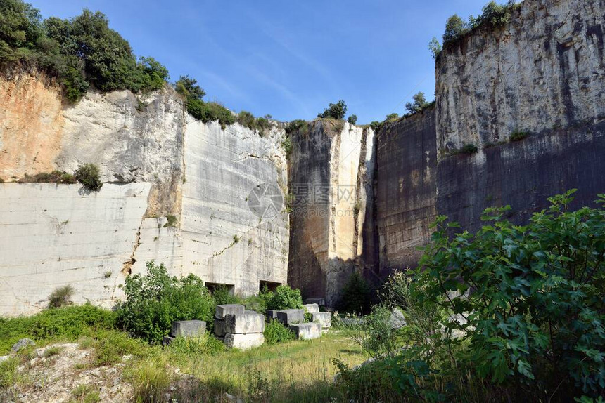 克罗地亚伊斯特拉地区Vinkuran视图中历史悠久的罗马采石场洞穴R图片