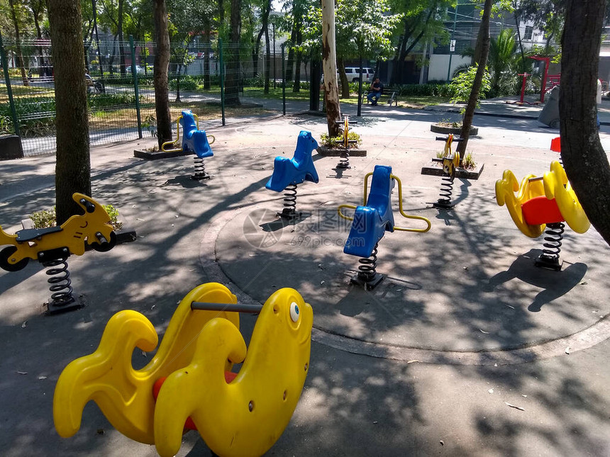 公园公共场所儿童游戏图片