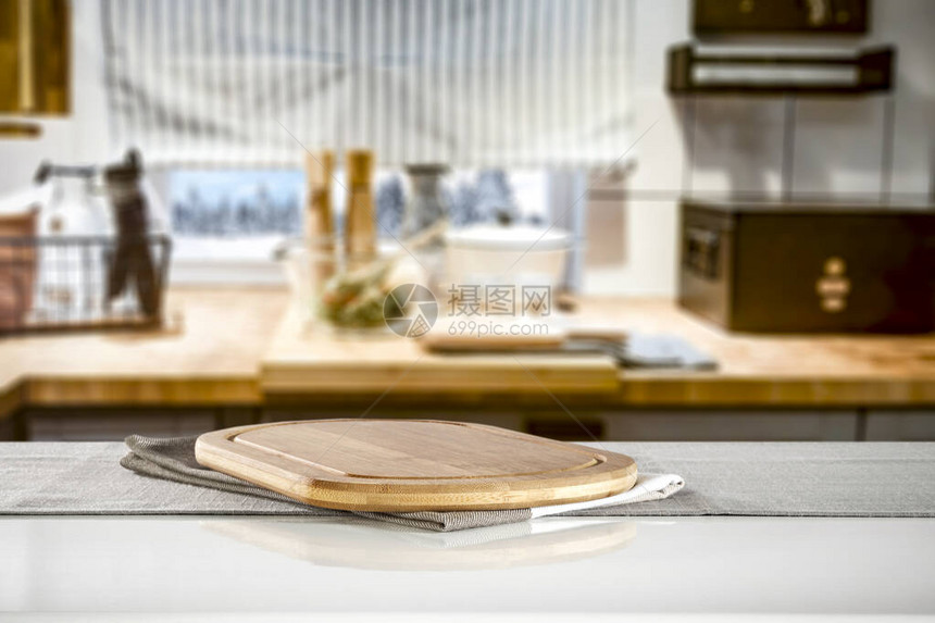 厨房桌子背景与广告产品的空间和弹簧窗的模糊背景厨房里阳图片