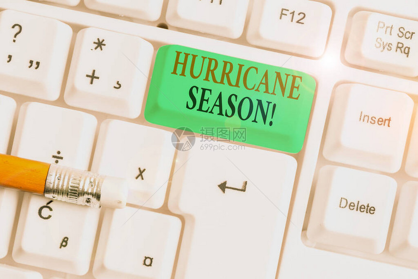 显示飓风季节的概念手写概念意味着大多数热带气旋预计将开发白色pc键盘的时间图片