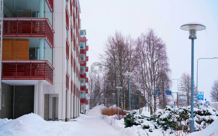 现代住宅公寓和平面建筑的外部和室外新的豪宅和住宅综合体以及带路的街道城市房地产和公寓建筑图片