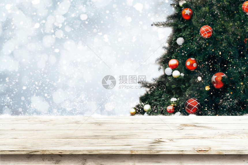 空木桌顶部有美丽的圣诞树和降雪背景准备好您的产品展示或蒙太奇圣诞节和假图片