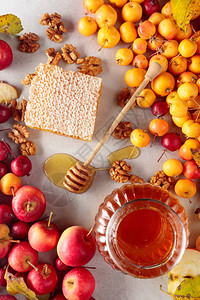 蜂蜜核桃和成熟的小野苹果图片
