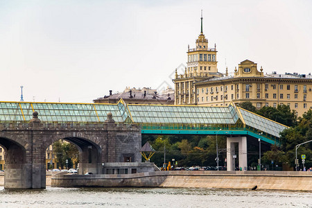 城市河景和长廊河边的圆形大厅图片