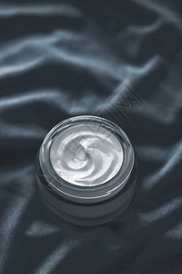 化妆品牌保湿乳液和面部护理概念背景图片