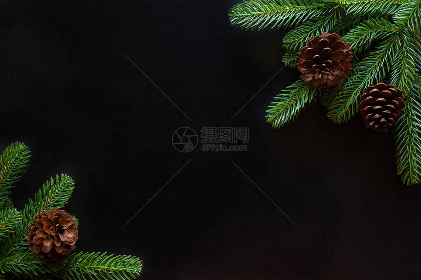 节日圣诞贺卡背景与节日装饰球星雪花礼品盒松果在黑色背景上从平躺顶视图文本圣诞快乐和新图片