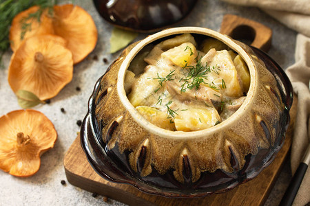 红蘑菇和煮熟的土豆图片