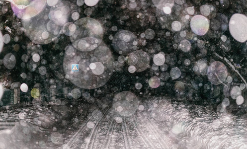 城市里有雪和风的夜晚城市街道灯和图片