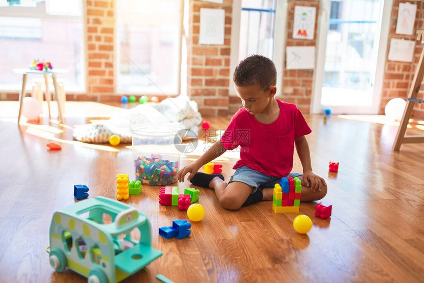 幼稚园许多玩具堆的建筑构件玩耍图片