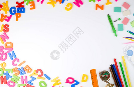 多色英文字母和学校用品以白色背景图片