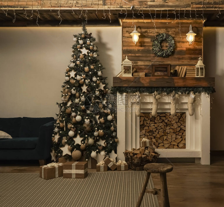 设计有圣诞树沙发和壁炉的房间室内生态风格圣诞节装饰的长沙发和圣诞树内部图片