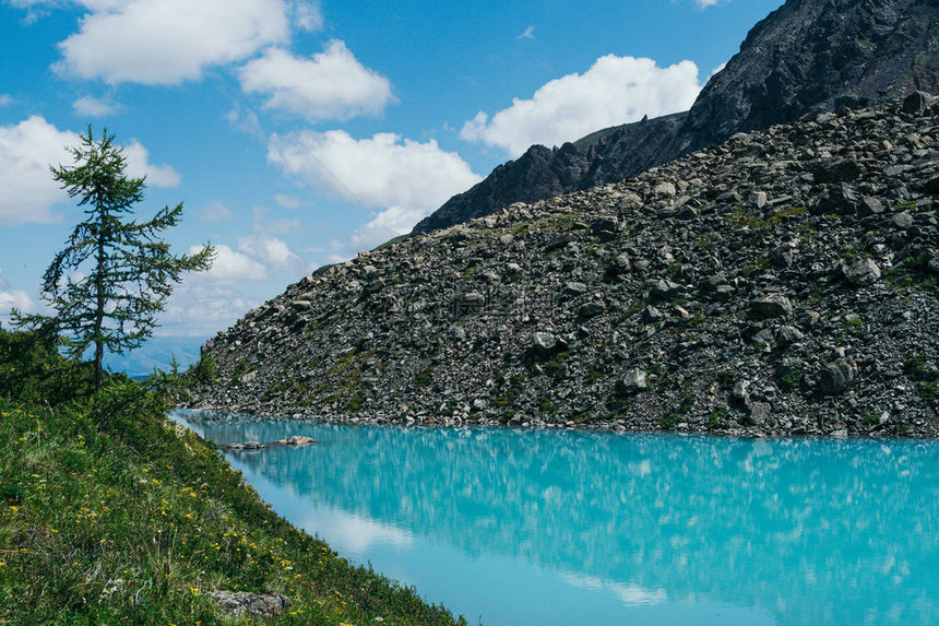 山峰之间的松石湖夏季高山河在岩石和图片