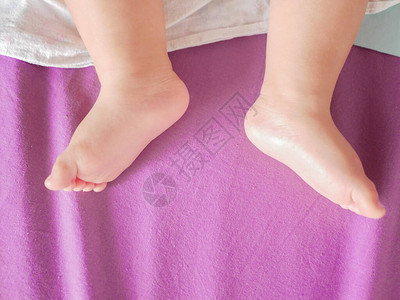 蔚一个熟睡的新生婴儿的脚一个熟睡的新生婴儿的脚关闭写作的地背景