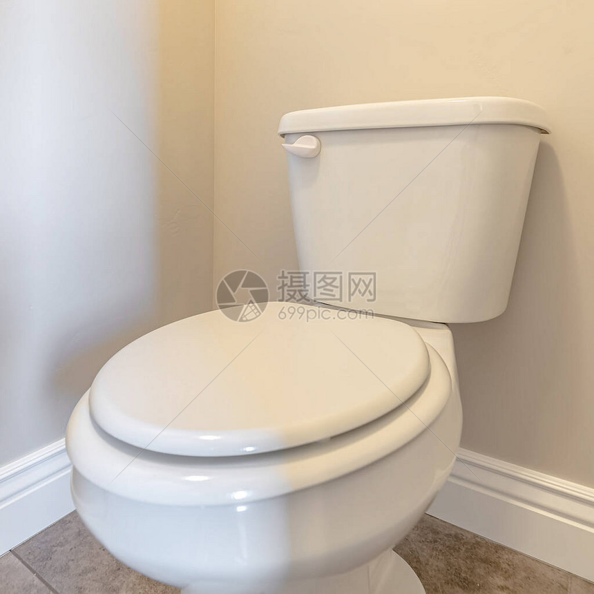 浴室或卫生间的白色马桶和水箱图片