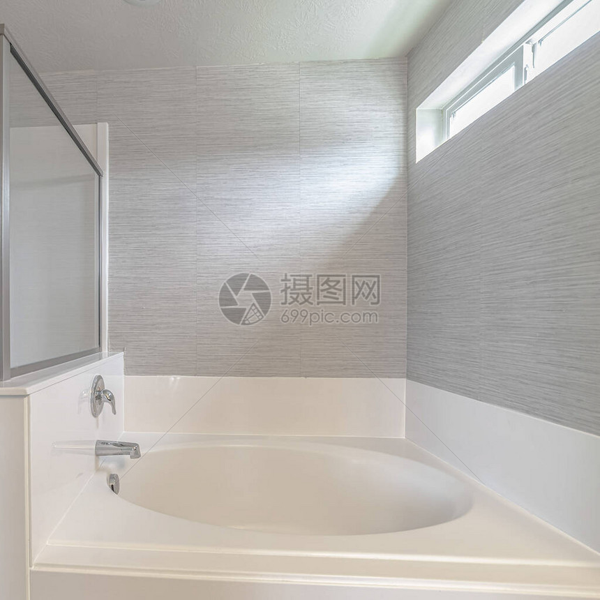 方形现代浴室和淋浴间白色的家庭内部家庭内部展示了由窗灯照亮的现代图片