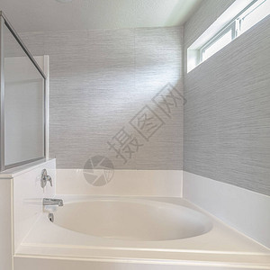 方形现代浴室和淋浴间白色的家庭内部家庭内部展示了由窗灯照亮的现代图片