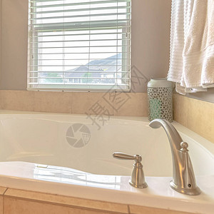 方形框架现代水疗浴缸与温暖的窗户照明图片