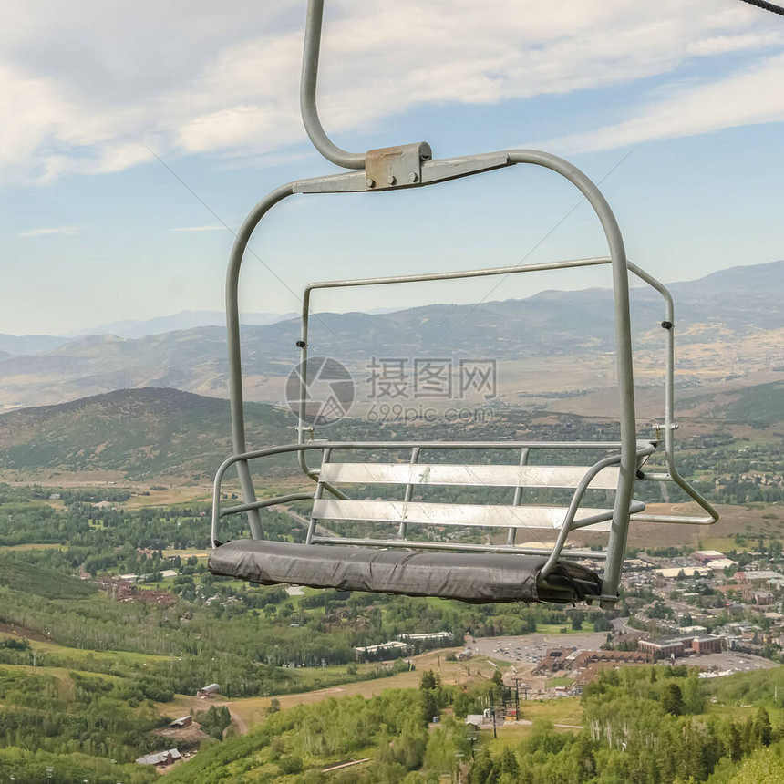 帕克城滑雪胜地的方形缆车和鸟瞰图图片