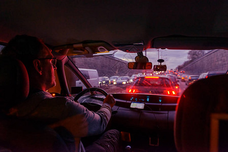夜间在城里交通堵塞中驾驶汽车图片