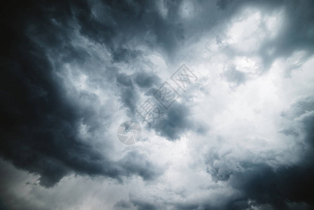戏剧云景纹理雨前的黑暗沉重的雷暴云图片