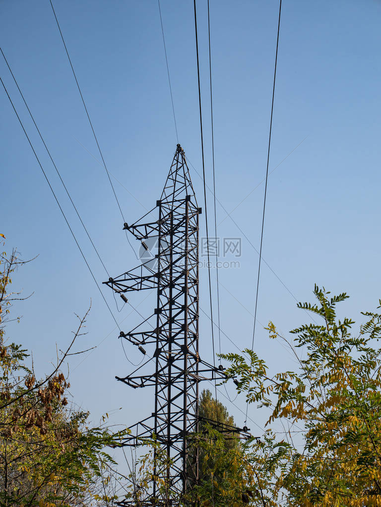 高压电线对着蓝色天空工业景观图片