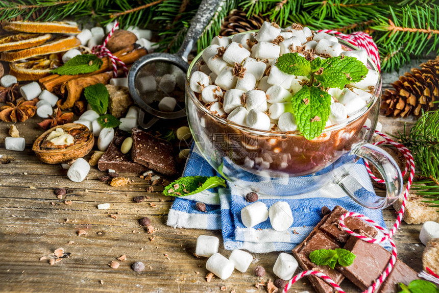 热巧克力杯和圣诞背景的棉花糖木制生锈图片
