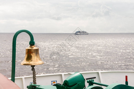 船钟和部分旅游轮在阴天的早晨北欧卡累利阿岛背景下参观当地未图片