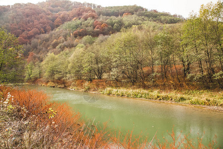 秋季湖泊颜色图片