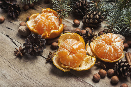 橘子圣诞树枝视锥细胞木制上的香料和圣诞节的概念图片