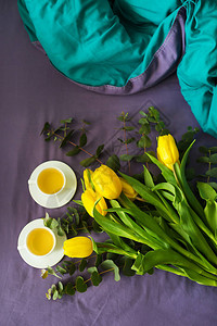 黄郁金香和两杯茶图片
