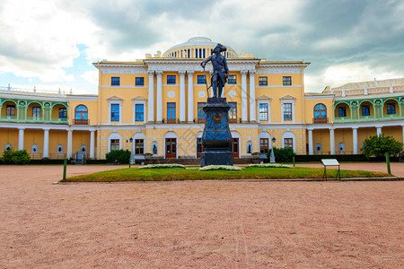 俄罗斯巴甫洛夫斯克宫前的保罗一世皇帝纪念碑图片