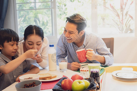 亚洲家庭父子在餐厅与母亲一起吃早餐幸图片