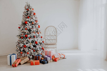 白色房间里的圣诞树礼物新年室内201图片