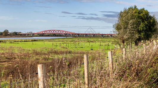 红铁路桥Hanzebooog在荷兰兹沃勒入口处IJs图片