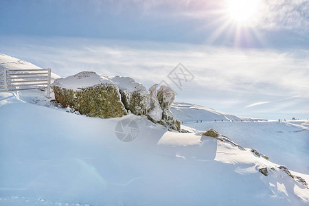 高山峰覆盖着厚的雪层图片