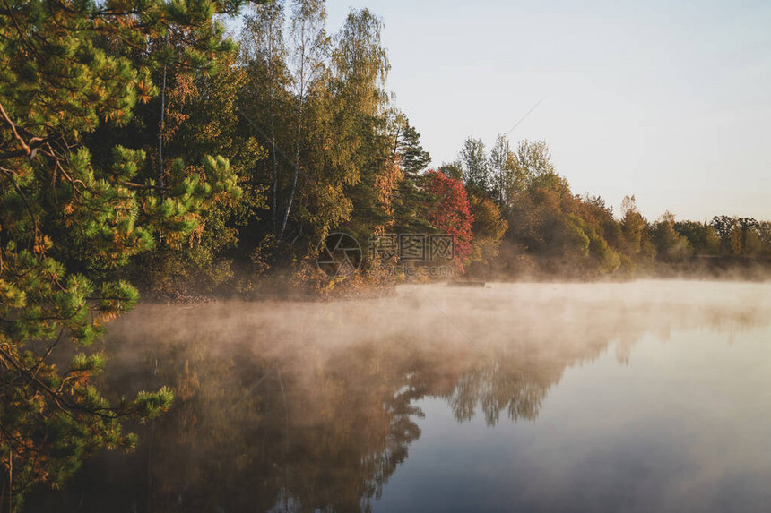 清晨寒冷的湖水与薄雾在明亮的秋图片