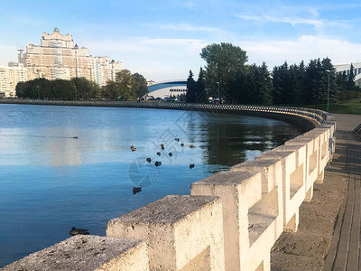 城市中心的河流池塘的美丽景色与蓝色天空和高楼建筑对图片