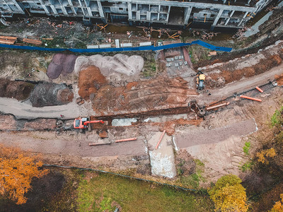 建筑工地的鸟瞰图挖掘机和建造者的工作图片