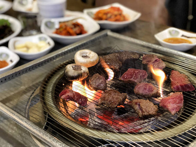 热炭上的肉类这种食物是韩国或日本图片