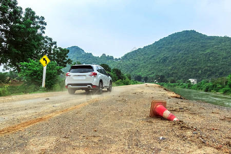 旧的交通锥子掉在正沿灌溉运河修筑的农业道路上图片