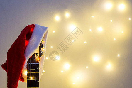 带红色圣诞老人帽子和轻光园的歌声吉他图片