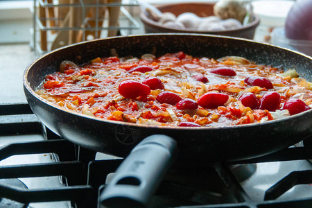 将热番茄酱煮成意大利面或意大利面图片