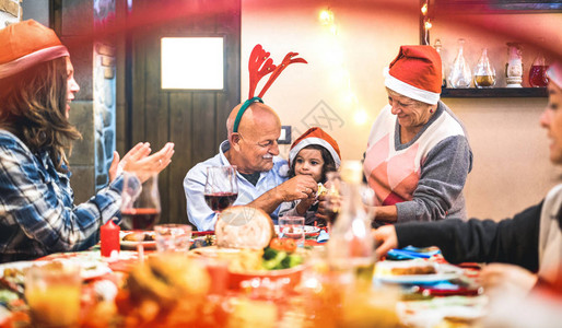 大型多代家庭在圣诞晚宴上玩得开心图片