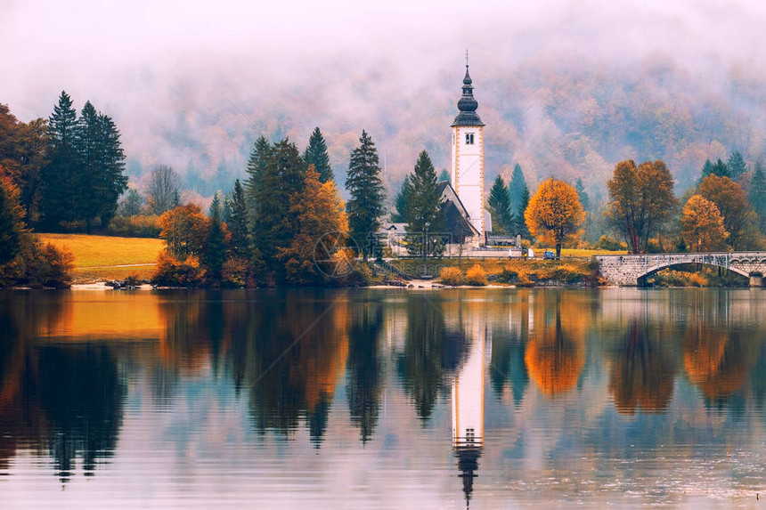 秋天早上在斯洛文尼亚公园Triglav的Bohinj图片
