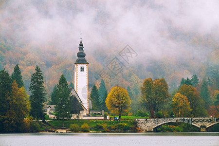 秋天早上在斯洛文尼亚公园Triglav的Bohinj图片