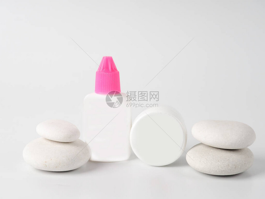 石头上的白色化妆品罐一套白色背景上的化妆品用于奶油汤泡沫洗发水的化妆品包装系列用于品牌模型概念的天然图片