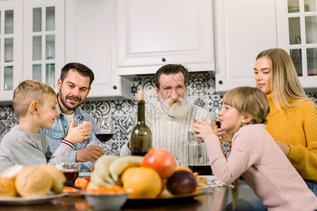 多代家庭庆祝感恩节图片